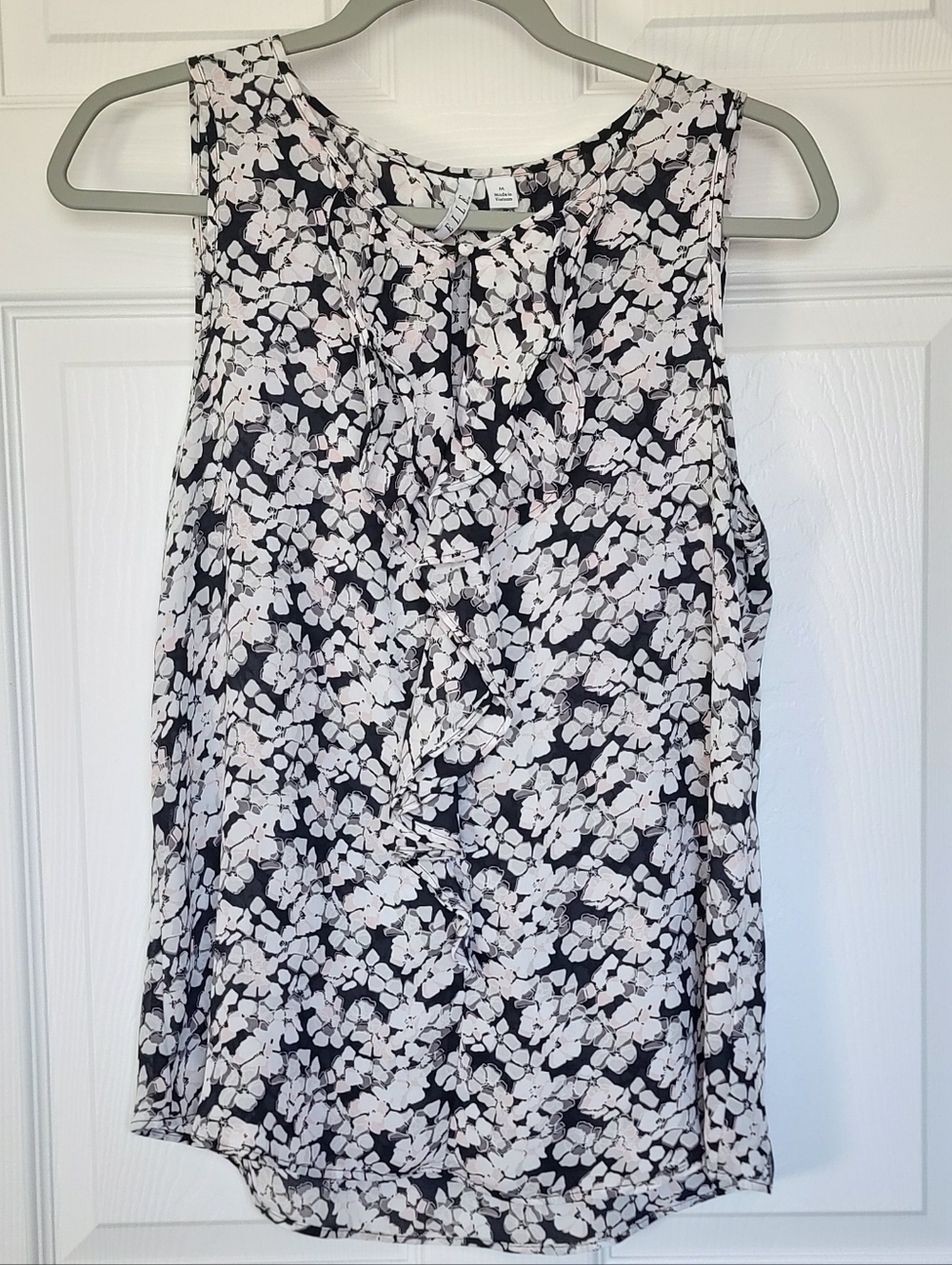 ELLE Sleeveless Blouse Size Medium
